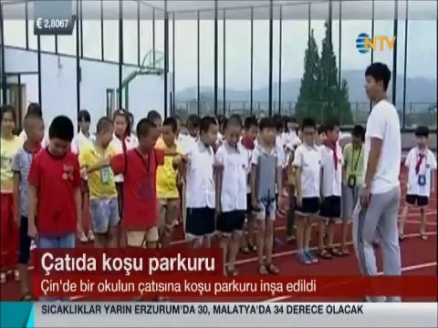 Okulun çatısına 200 metrelik koşu parkuru yaptılar