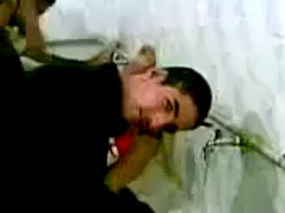 Kolu Yok , Ayağıyla Abdest Alıyor.. [ izle & izlet ]