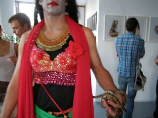 Expo DIABLERIES . chez NEGPOS à Nimes , avec la Dolores et ses serpents