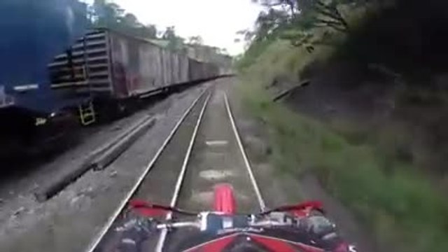 Faire de la moto sur une voie de chemin de fer