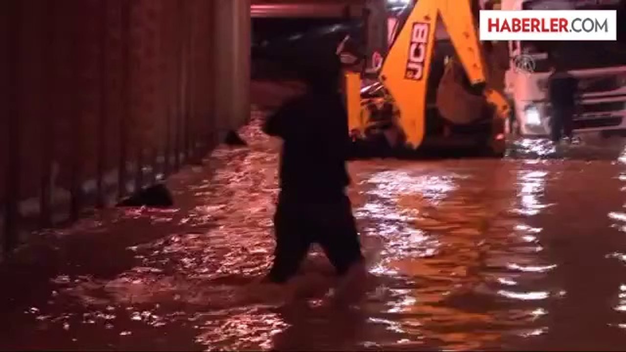 Belediye Başkanı Vergili, sağanak nedeniyle su dolan alt geçitte mahsur kaldı