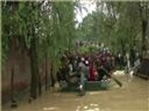 عشرات الضحايا في فيضانات مدمرة تغرق باكستان