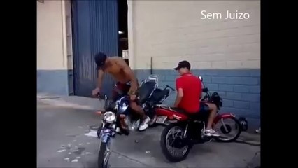 Se garer en moto : un geste qui ne prend pas plus de 10 secondes !