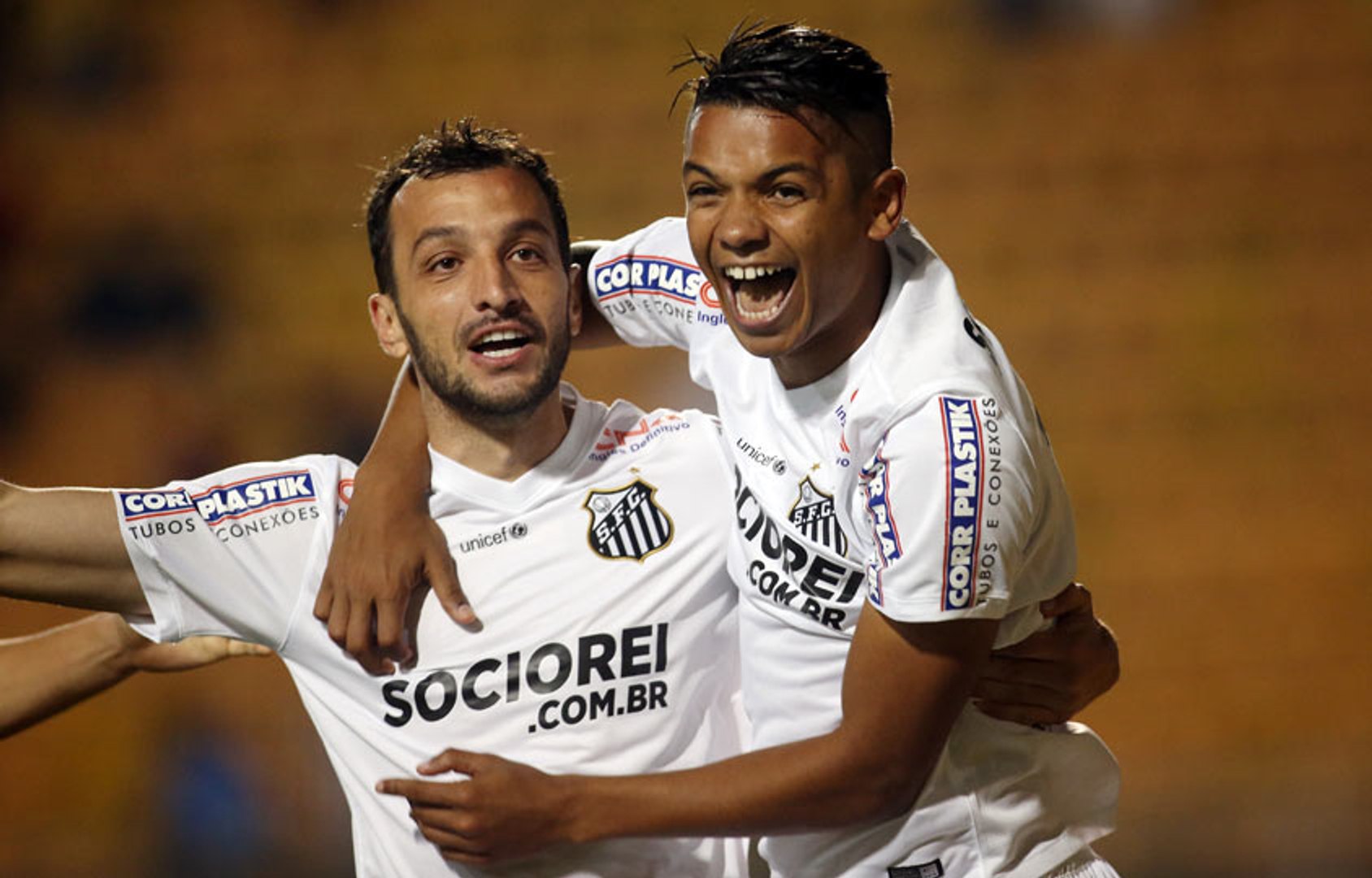 Zagueiro brilha e Santos passa fácil pelo Vitória