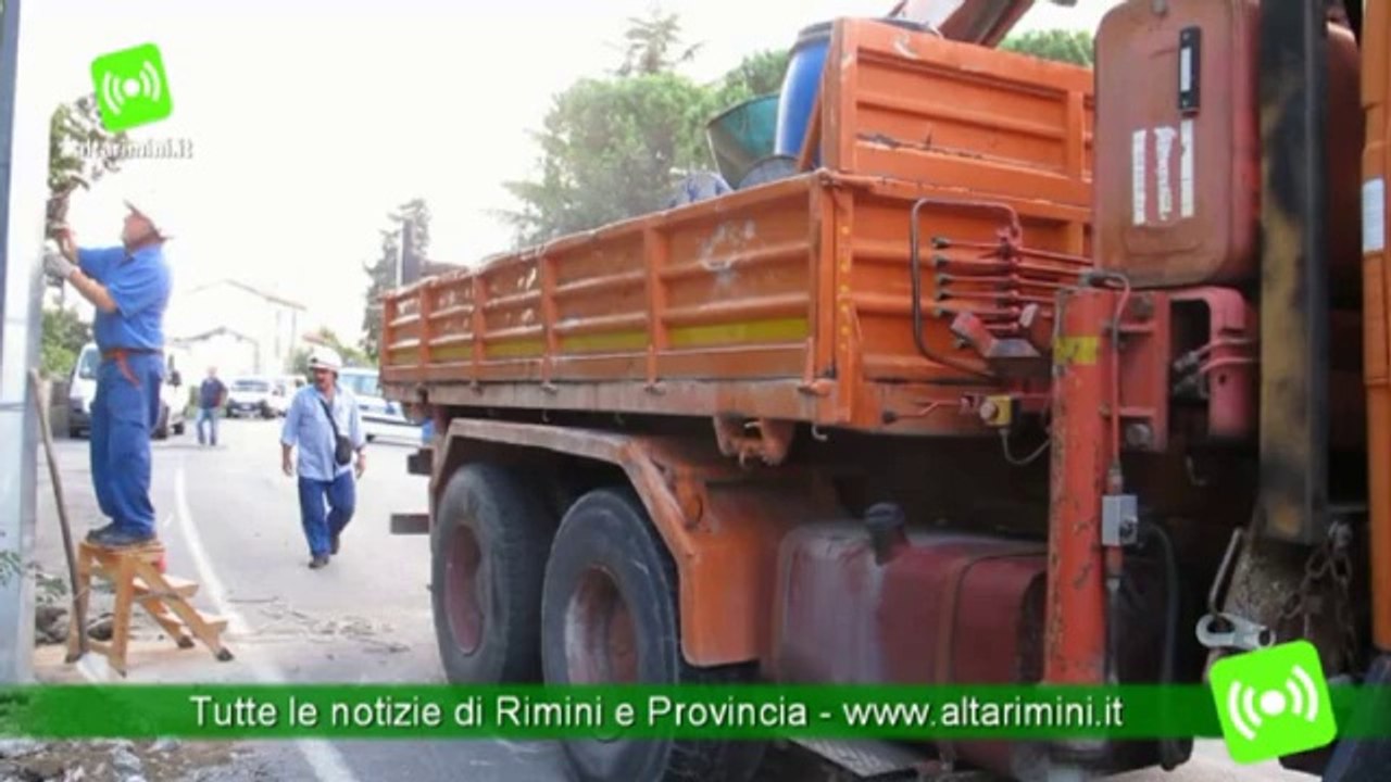 Con il Suv contro il palo della luce traffico in tilt, mamma e figlia all'ospedale