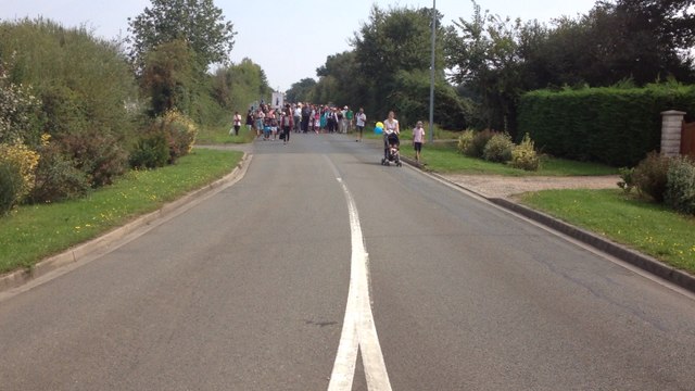 Les fidèles arrivent à pied pour fêter Marie