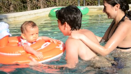 Chloé découvre la piscine (8 mois)