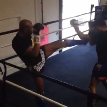 Anderson Silva pega pesado no treino de muay thai