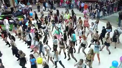 Fãs de Lady Gaga param shopping e impressionam ao dançar