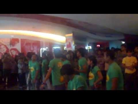 FLASHMOB - Hum Toh Hain Cappuccino (U.P. Bihar Lootne) - Kyaa Super Kool Hain Hum