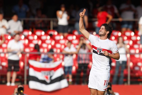 Sem dificuldades, São Paulo vence o Sport e se aproxima do líder