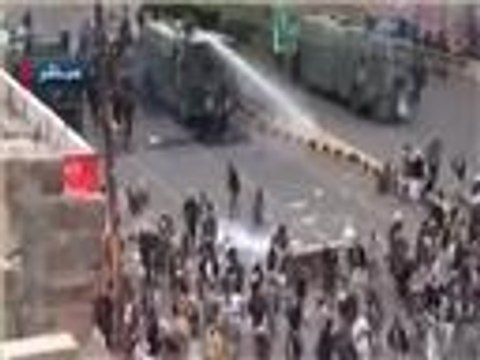 الشرطة اليمنية تستخدم الغاز المسيل للدموع لتفريق الحوثيين