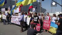 Fransa'da Rusya yanlıları ve karşıtlarından savaş gemisi protestosu