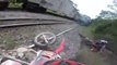 Faire de la moto sur une voie de chemin de fer : mauvaise idée!
