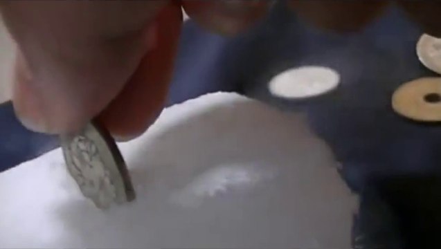 Poser une pièce de monnaie sur de la neige carbonique