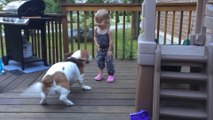 Une petite fille danse avec son chien! Trop mignon...