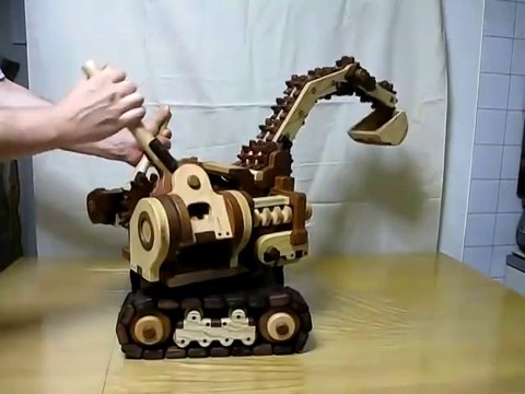 Un jouet en bois magnifique : une jolie pelleteuse!