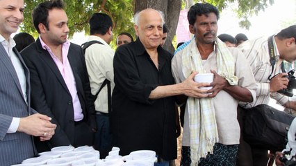 Mahesh Bhatt Distributes Biryanis - Rice Bucket Challenge-