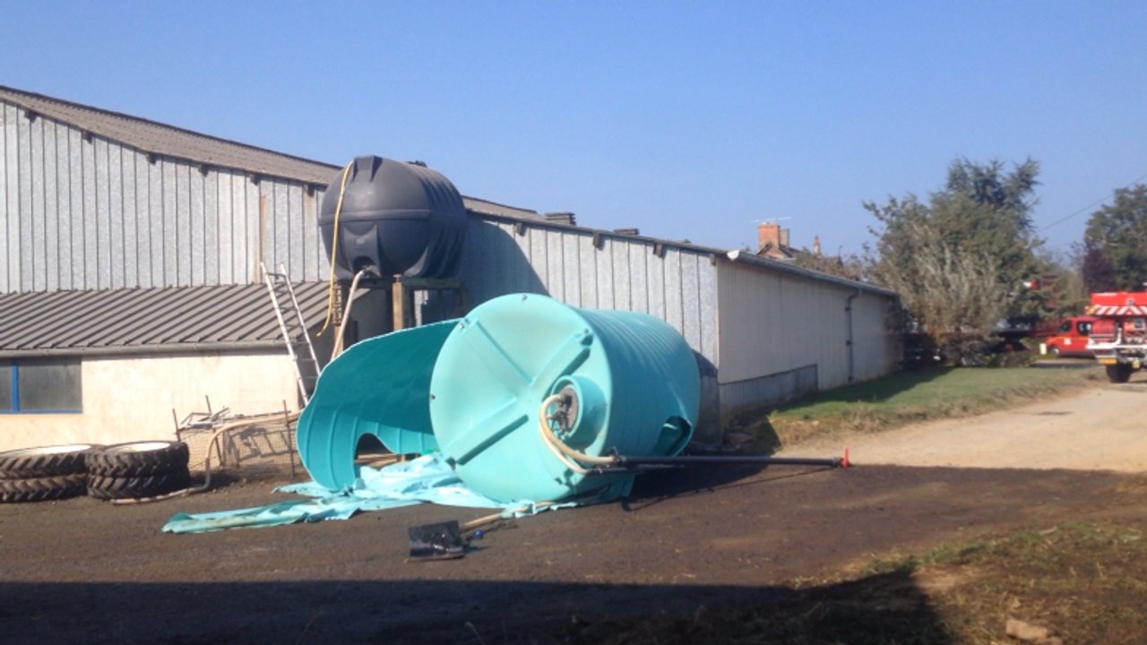 Une cuve d'engrais chimiques se déverse