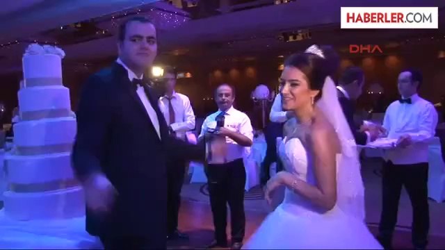 İş Adamının Düğününde Altınlı Pasta Dağıtıldı