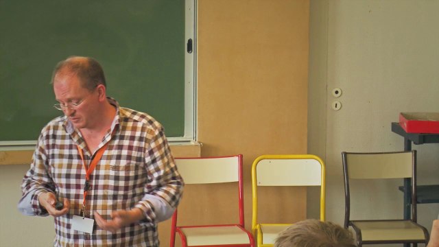 Effet des contraintes multiaxiales sur le comportement magnétique des aciers électriques : caractérisation expérimentale et modélisation multi-échelle