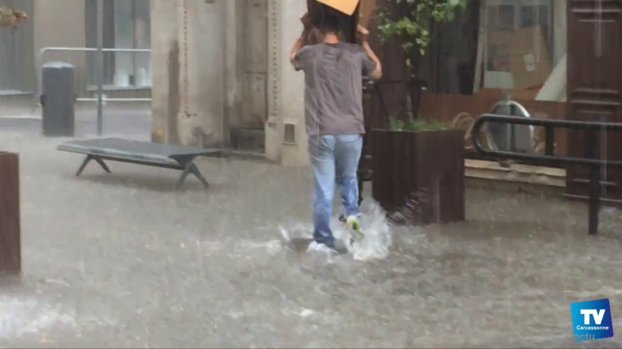 Un violent orage s'est abattu sur Carcassonne, noyant en quelques minutes les rues du centre ville.