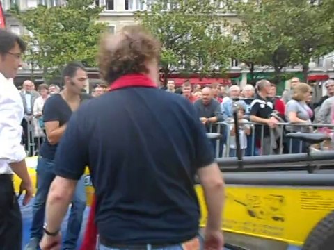 Beauvais : des élus tirent un bus à vélo