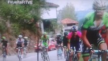 Vuelta - en pleine étape, une bagarre entre deux cyclistes !