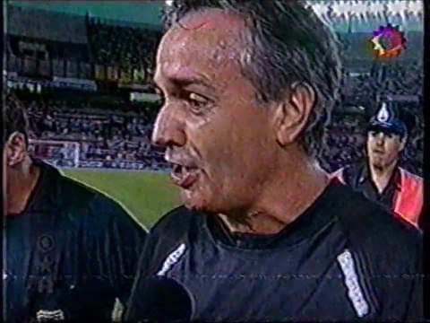 Arbitro Ángel Sánchez se enoja con los jugadores y con los periodistas