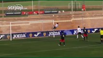 Jogador salva gol com golpe de kung fu