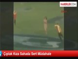 Çıplak Kıza Sahada Sert Müdahale