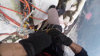 Ce type est fou, il vous emmène dans les profondeurs d'un volcan en éruption !