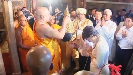 Japan's Abe visits Buddhist temple in Sri Lanka
