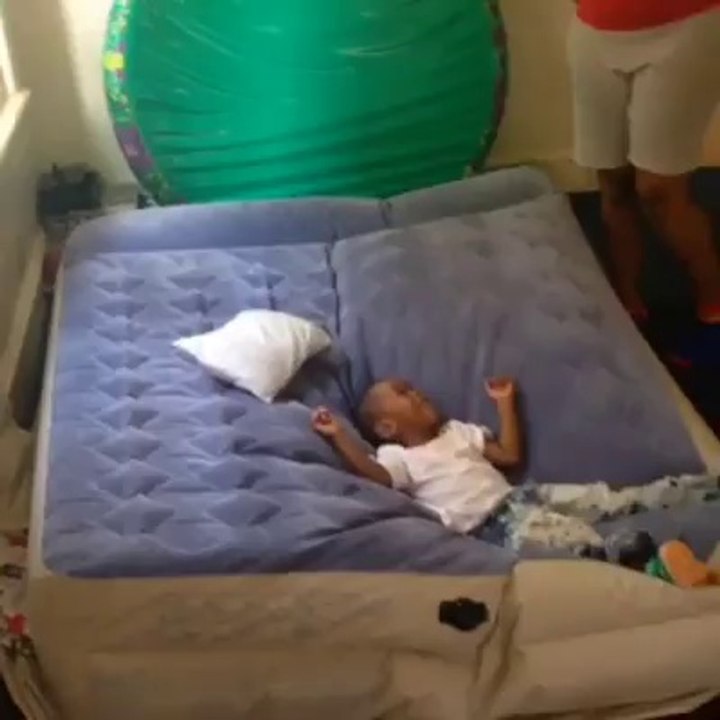 Veja porque não se pode brincar em um colchão de ar...