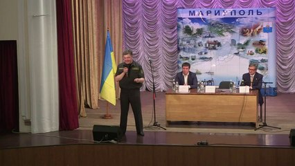 Poroshenko pays solidarity visit to flashpoint Ukraine town
