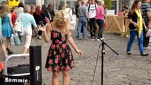 Londra Sokaklarında Şarkı Söyleyen Sarışın Kız