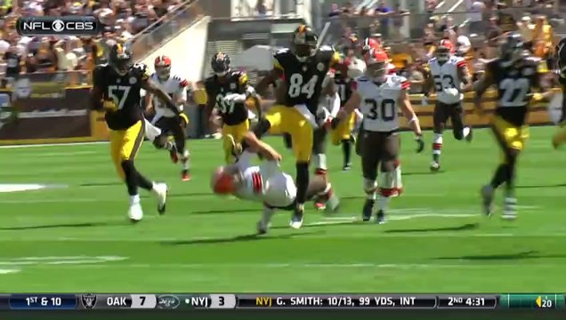 Un Footballeur américain se prend pour un Karatéka! Coup de pied dans la tête...