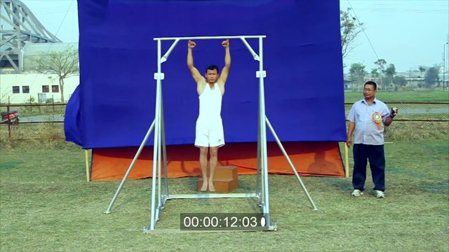 Record du monde de tractions avec ses petits doigts.