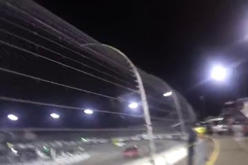 Un fan de Nascar très alcoolisé va escalader les grilles de sécurité à plus de 6m de hauteur!