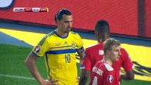 Coup de coude et regard noir de Zlatan Ibrahimovic