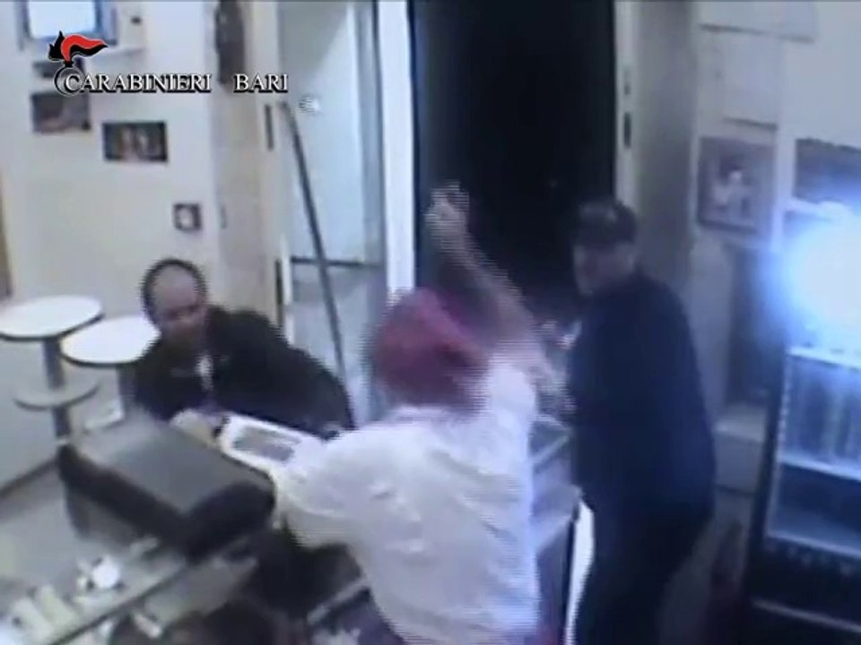 Ruvo di Puglia: spara contro pizzaiolo ma la pistola si inceppa