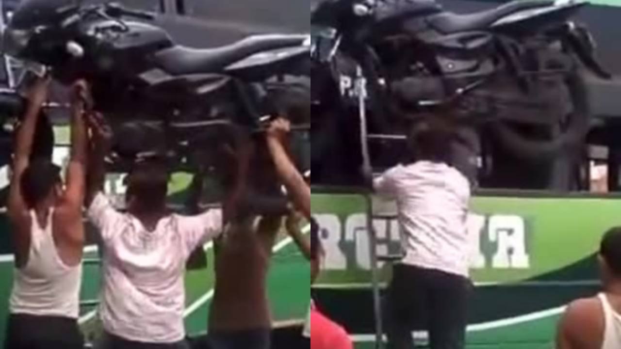 WTF : Un indien monte une moto sur le toit d'un bus avec sa tête
