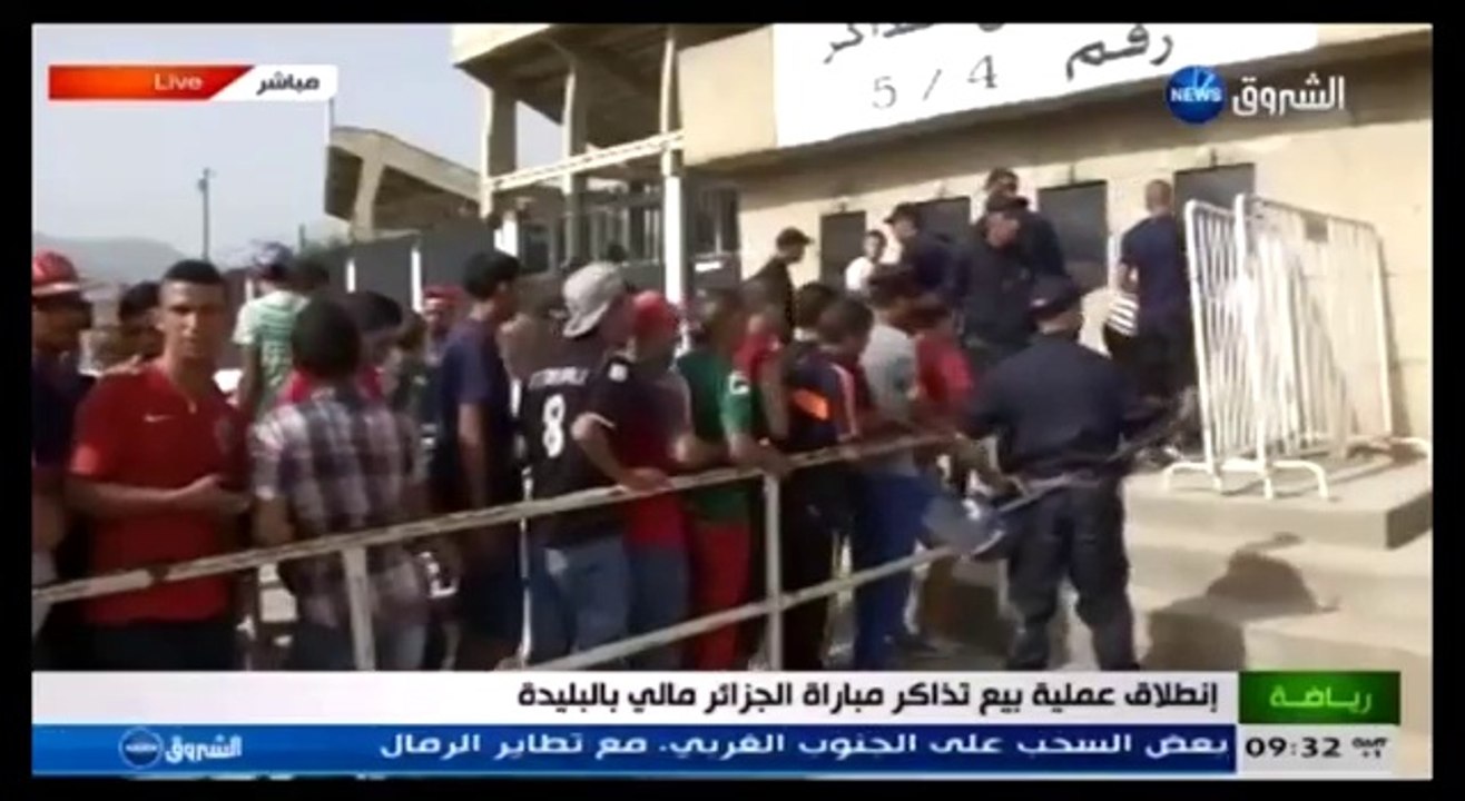 Les supporters achètent leurs billets pour le match Algérie-Mali