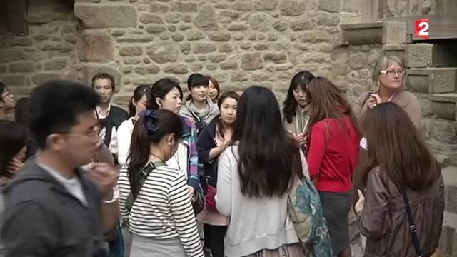 Le Mont Saint-Michel, entièrement cerné par les eaux