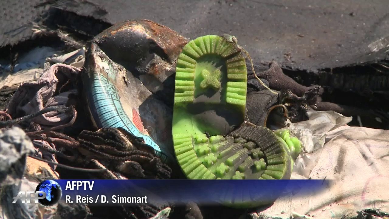 Flug MH17 über Ukraine von 'Objekten' durchsiebt