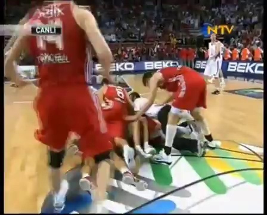 Türkiye - Sırbistan Karşılaşması Kerem Tunçeri'nin Son Saniye Basketi