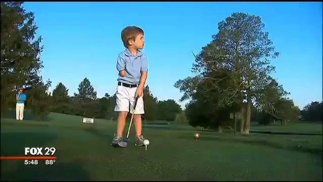 Ce garçon de 3 ans n'a qu'un bras mais joue du golf comme un pro