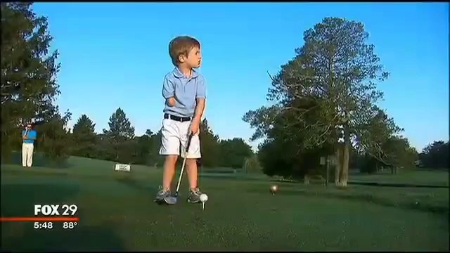 Ce garçon de 3 ans n'a qu'un bras mais joue du golf comme un pro