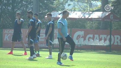 Dorival mostra que tem intimidade com a bola durante treino
