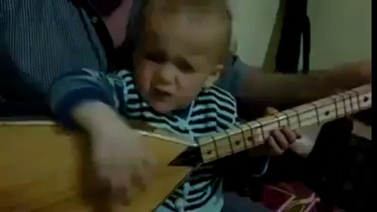 Bebek saz çalarken kendini kaybediyor hemde eşlik ediyor